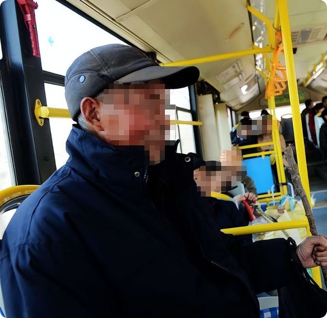 人性骚扰老人砸得女子满手血警方介入J9九游会女子坐公交诬告80岁老(图10)