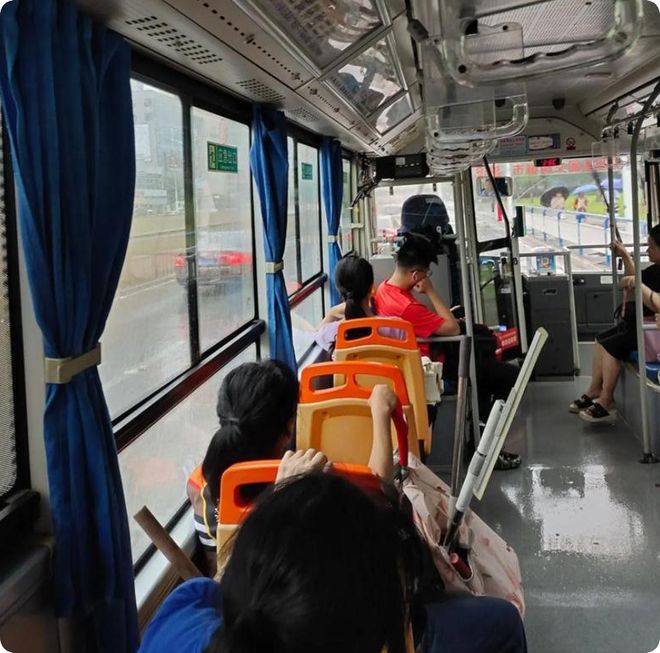 人性骚扰老人砸得女子满手血警方介入J9九游会女子坐公交诬告80岁老(图5)