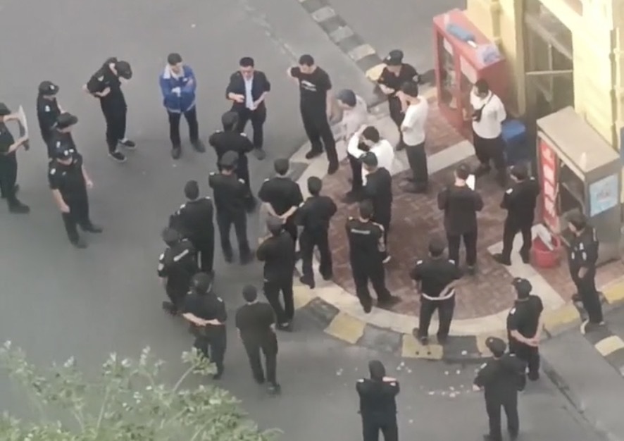 倒了”愤怒的业主开始围剿物业公司九游会j